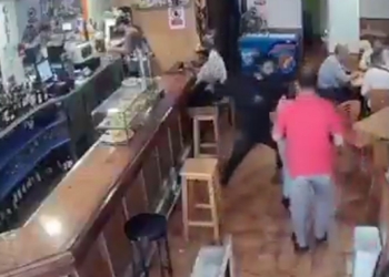 Vídeo con imágenes sensibles: anciana agredida sin motivo en Errenteria por un magrebí en un bar.Captura de cámara de seguridad de un altercado dentro de un bar en Barcelona.