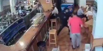 Vídeo con imágenes sensibles: anciana agredida sin motivo en Errenteria por un magrebí en un bar.Captura de cámara de seguridad de un altercado dentro de un bar en Barcelona.