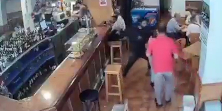 Vídeo con imágenes sensibles: anciana agredida sin motivo en Errenteria por un magrebí en un bar.Captura de cámara de seguridad de un altercado dentro de un bar en Barcelona.