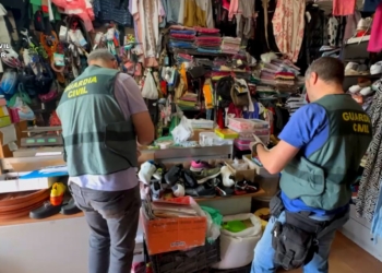 ¡Red criminal desmantelada! Cobraban 10.500€ por falsificar la regularización de inmigrantes ilegales. Agentes de la Guardia Civil registrando un establecimiento comercial repleto de mercancía.