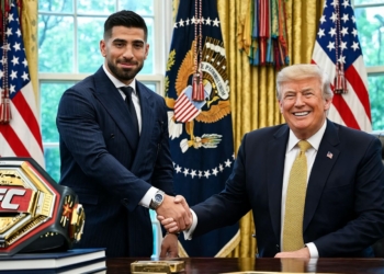 Trump cumple 80 años, sellando la paz con Irán y lo celebrará con UFC en la Casa Blanca. Donald Trump estrechando la mano de Ilia Topuria en el Despacho Oval, con el cinturón del campeonato de UFC sobre la mesa.