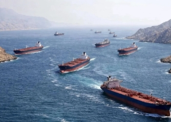 Los puntos clave del acuerdo entre EEUU e Irán revelados. Convoy de grandes buques tanqueros navegando en fila por un estrecho entre montañas áridas.