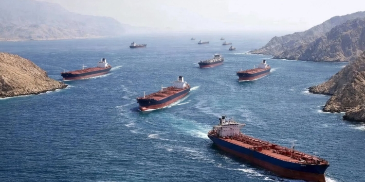 Los puntos clave del acuerdo entre EEUU e Irán revelados. Convoy de grandes buques tanqueros navegando en fila por un estrecho entre montañas áridas.