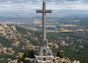 El TSJM decreta la paralización de las obras del Valle de los Caídos. La gran cruz del Valle de los Caídos en la cima de la montaña, con vistas panorámicas al valle.