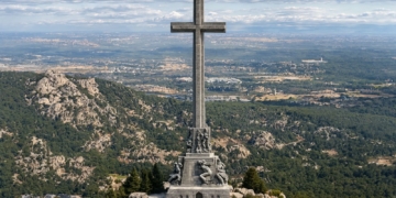 El TSJM decreta la paralización de las obras del Valle de los Caídos. La gran cruz del Valle de los Caídos en la cima de la montaña, con vistas panorámicas al valle.
