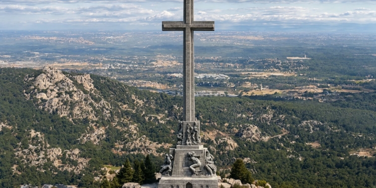 El TSJM decreta la paralización de las obras del Valle de los Caídos. La gran cruz del Valle de los Caídos en la cima de la montaña, con vistas panorámicas al valle.