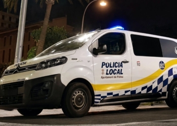 12 años de cárcel a un padre por violar a su hija en noches de en custodia. Vehículo de la Policía Local de Palma de Mallorca con luces de emergencia encendidas por la noche.