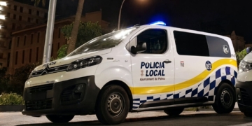 12 años de cárcel a un padre por violar a su hija en noches de en custodia. Vehículo de la Policía Local de Palma de Mallorca con luces de emergencia encendidas por la noche.