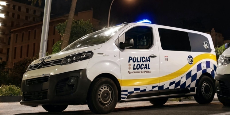 12 años de cárcel a un padre por violar a su hija en noches de en custodia. Vehículo de la Policía Local de Palma de Mallorca con luces de emergencia encendidas por la noche.