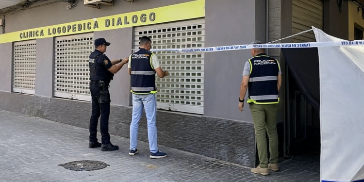 Padre desesperado mata a puñaladas al logopeda de su hijo de 2 años en Valencia al descubrirlo semidesnudo. Agentes de la Policía Nacional realizando una operación frente a la Clínica Logopédica Diálogo, con cinta policial acordonando la zona.
