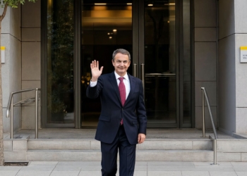Zapatero declara en la audiencia nacional, última hora en directo. José Luis Rodríguez Zapatero saludando con la mano frente a la entrada del Edificio Vicente Aranda.