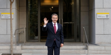 Zapatero declara en la audiencia nacional, última hora en directo. José Luis Rodríguez Zapatero saludando con la mano frente a la entrada del Edificio Vicente Aranda.