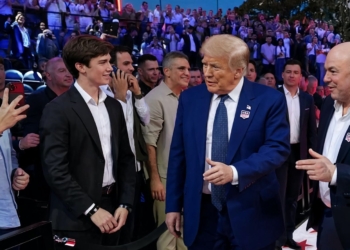 El FBI frena un nuevo intento de atentado terrorista con drones y francotiradores contra Trump. Donald Trump conversando y sonriendo con un grupo de jóvenes en un acto multitudinario.