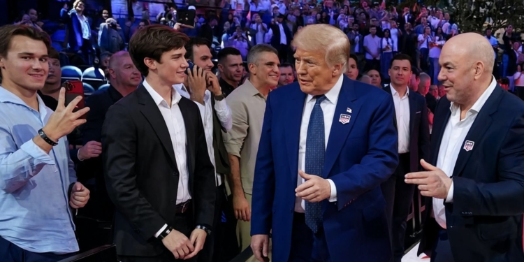 El FBI frena un nuevo intento de atentado terrorista con drones y francotiradores contra Trump. Donald Trump conversando y sonriendo con un grupo de jóvenes en un acto multitudinario.