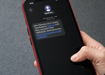 Alerta por estafa masiva: los ayuntamientos de Madrid advierten de SMS fraudulentos por la tasa de basuras. Pantalla de un smartphone mostrando un SMS del Ayuntamiento de Villanueva de la Cañada exigiendo el pago de 120 euros por la Tasa de Residuos.