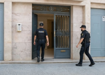 Hallazgo macabro en Castellón durante un operativo policial por delito de agresión sexual: un cadáver en la nevera. Dos agentes de la Policía Nacional entrando en un portal de un edificio en la calle donde ocurrieron los hechos.