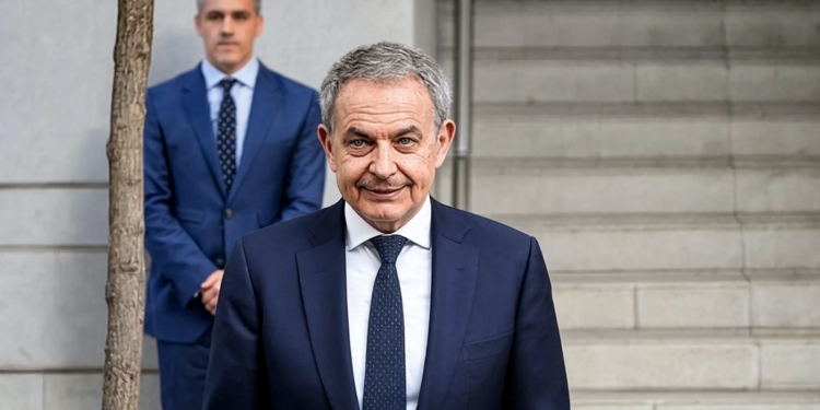 José Luis Rodríguez Zapatero no convence pese a la ayuda del juez y Sánchez mira ya a las vacaciones. José Luis Rodríguez Zapatero sonriendo frente a un edificio institucional.