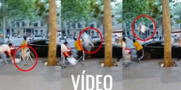 Cataluña sin ley: 4 nuevos episodios de violencia. Secuencia de tres fotogramas de un vídeo en la calle donde una persona con camiseta amarilla lanza o manipula un objeto blanco junto a un árbol y un coche negro.