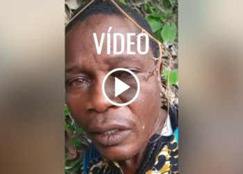 Brutal video de la decapitación del maestro Michael Oyedokun por Yihadistas en Nigeria. Primer plano de Michael Oyedokun en un vídeo, con expresión seria y fondo de vegetación.