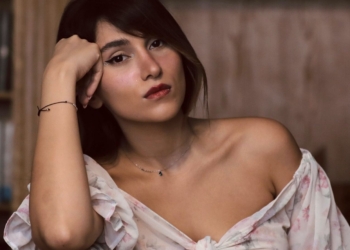 Parastoo Ahmadi condenada a 74 latigazos por Irán tras cantar sin velo en un concierto. Retrato de la cantante Parastoo Ahmadi apoyando la cabeza en la mano con expresión pensativa.