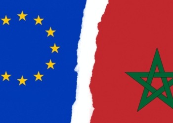 Von der Leyen en pánico: la ratificación del acuerdo UE y Marruecos se tambalea por su ilegalidad. Bandera de la Unión Europea rasgada junto a la bandera de Marruecos.