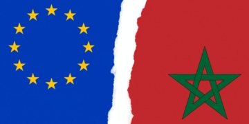 Von der Leyen en pánico: la ratificación del acuerdo UE y Marruecos se tambalea por su ilegalidad. Bandera de la Unión Europea rasgada junto a la bandera de Marruecos.