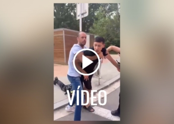 Vídeo vergonzoso en Vic: los policías no son capaces de atrapar a unos ladrones. Fotograma de un vídeo en Vic donde un hombre con camiseta clara sujeta a otro hombre en la calle.