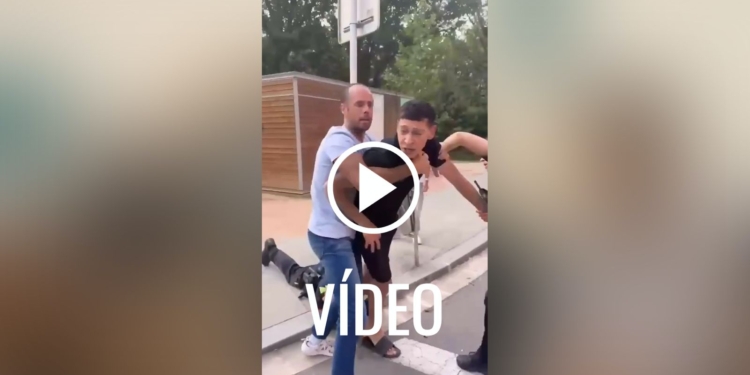 Vídeo vergonzoso en Vic: los policías no son capaces de atrapar a unos ladrones. Fotograma de un vídeo en Vic donde un hombre con camiseta clara sujeta a otro hombre en la calle.