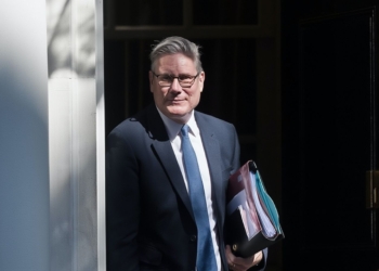 Keir Starmer ha dimitido como primer ministro británico. Keir Starmer saliendo de un edificio con una carpeta bajo el brazo.