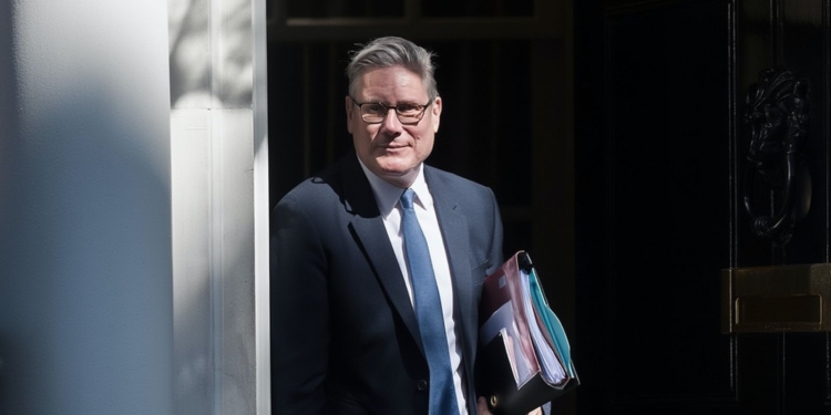 Keir Starmer ha dimitido como primer ministro británico. Keir Starmer saliendo de un edificio con una carpeta bajo el brazo.