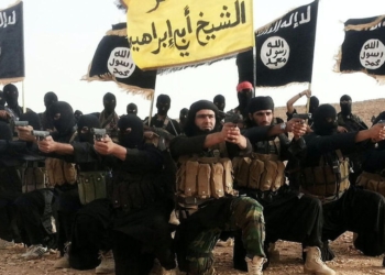 El Estado Islámico amenaza con sangre en el Mundial. Combatientes del Estado Islámico (ISIS) armados y con banderas del grupo en un entorno desértico.