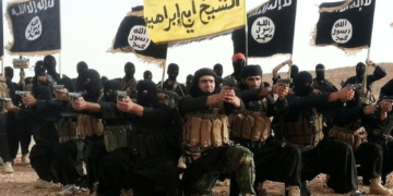 El Estado Islámico amenaza con sangre en el Mundial. Combatientes del Estado Islámico (ISIS) armados y con banderas del grupo en un entorno desértico.