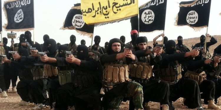 El Estado Islámico amenaza con sangre en el Mundial. Combatientes del Estado Islámico (ISIS) armados y con banderas del grupo en un entorno desértico.
