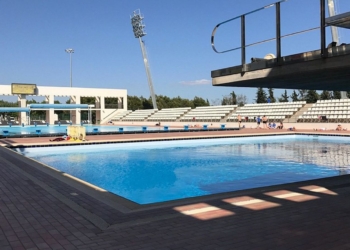 Son Hugo: Italiano se atrincheró en un vestuario de niñas para espiarlas mientras se duchaban. Piscina olímpica exterior de Son Hugo en Palma de Mallorca con gradas y cielo despejado.
