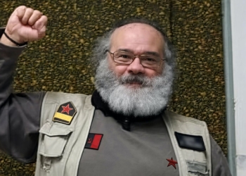 Antolín Pulido incita al asesinato de personas de derechas "mata por lo menos a 7 u 8 y luego ya te matas". Antolín Pulido con barba gris, chaleco militar y puño en alto.