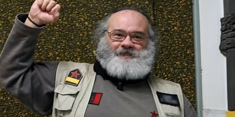 Antolín Pulido incita al asesinato de personas de derechas "mata por lo menos a 7 u 8 y luego ya te matas". Antolín Pulido con barba gris, chaleco militar y puño en alto.