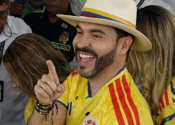 Abelardo de la Espriella, presidente de Colombia: el tigre frena el avance izquierdista. Abelardo de la Espriella sonriendo con sombrero y camiseta de la selección de Colombia.