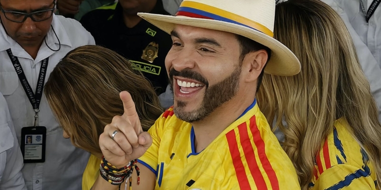 Abelardo de la Espriella, presidente de Colombia: el tigre frena el avance izquierdista. Abelardo de la Espriella sonriendo con sombrero y camiseta de la selección de Colombia.