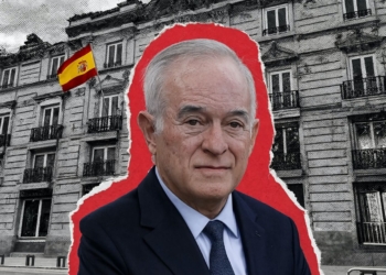 El CGPJ remite al promotor de la acción disciplinaria el auto del juez Juan Carlos Peinado. El juez Juan Carlos Peinado en un collage con fondo de edificio y bandera de España.