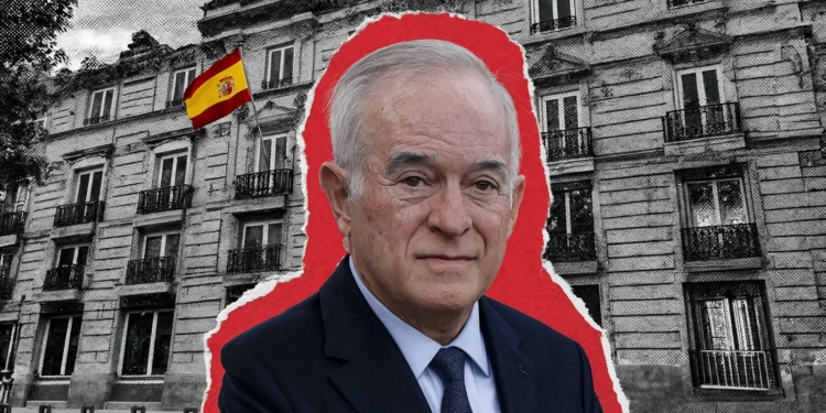 El CGPJ remite al promotor de la acción disciplinaria el auto del juez Juan Carlos Peinado. El juez Juan Carlos Peinado en un collage con fondo de edificio y bandera de España.