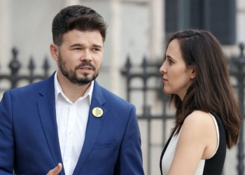 Peleas y amenazas tras caer el ministro clave de Sánchez: la descomposición ética. Montaje con Gabriel Rufián (izquierda) e Ione Belarra (derecha).