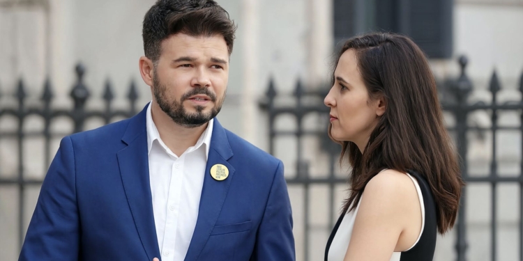 Peleas y amenazas tras caer el ministro clave de Sánchez: la descomposición ética. Montaje con Gabriel Rufián (izquierda) e Ione Belarra (derecha).