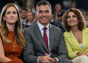 Las órdenes de arriba forzaron el rescate a Tubos Reunidos para complacer al separatismo vasco. Montaje con Aagesen, Pedro Sánchez y María Jesús Montero sentados juntos.