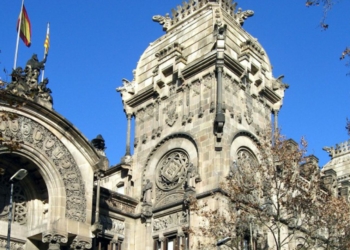 Condenada a 23 años: cuidadora estrangula a su marido de 84 con un cable. Fachada de la Audiencia Provincial de Barcelona con banderas.