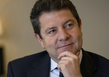 Los diputados críticos de Page sostienen el caos de Sánchez. Retrato de Emiliano García-Page con la mano en el mentón.