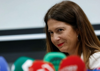 ¡Hagan sus apuestas! Leire Díez desvelará ante el juez la identidad de quienes recibía instrucciones directas. Retrato de Leire Díez con micrófonos en primer plano.