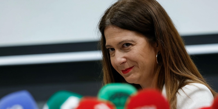 ¡Hagan sus apuestas! Leire Díez desvelará ante el juez la identidad de quienes recibía instrucciones directas. Retrato de Leire Díez con micrófonos en primer plano.