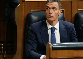Pedro Sánchez exhibe arrogancia en el Congreso y evade responsabilidades por corrupción. Pedro Sánchez sentado en el hemiciclo del Congreso de los Diputados.