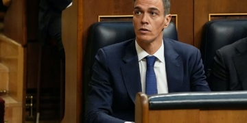 Pedro Sánchez exhibe arrogancia en el Congreso y evade responsabilidades por corrupción. Pedro Sánchez sentado en el hemiciclo del Congreso de los Diputados.