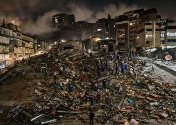 Terremoto en Venezuela: nuevas imágenes devastadoras. Escena nocturna de destrucción tras un terremoto en Venezuela, con edificios derrumbados y equipos de rescate trabajando.